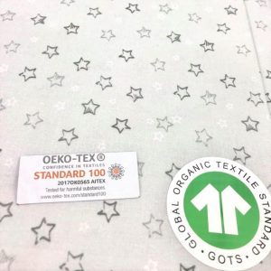 petit imprimé très délicat sur un coton fin garanti bio, certifié oekotex, coloris gris