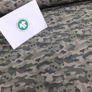 tissu coton imprimé BIO et OEKOTEX motifs CAMOUFLAGE ET TETES DE MORTS GRIS