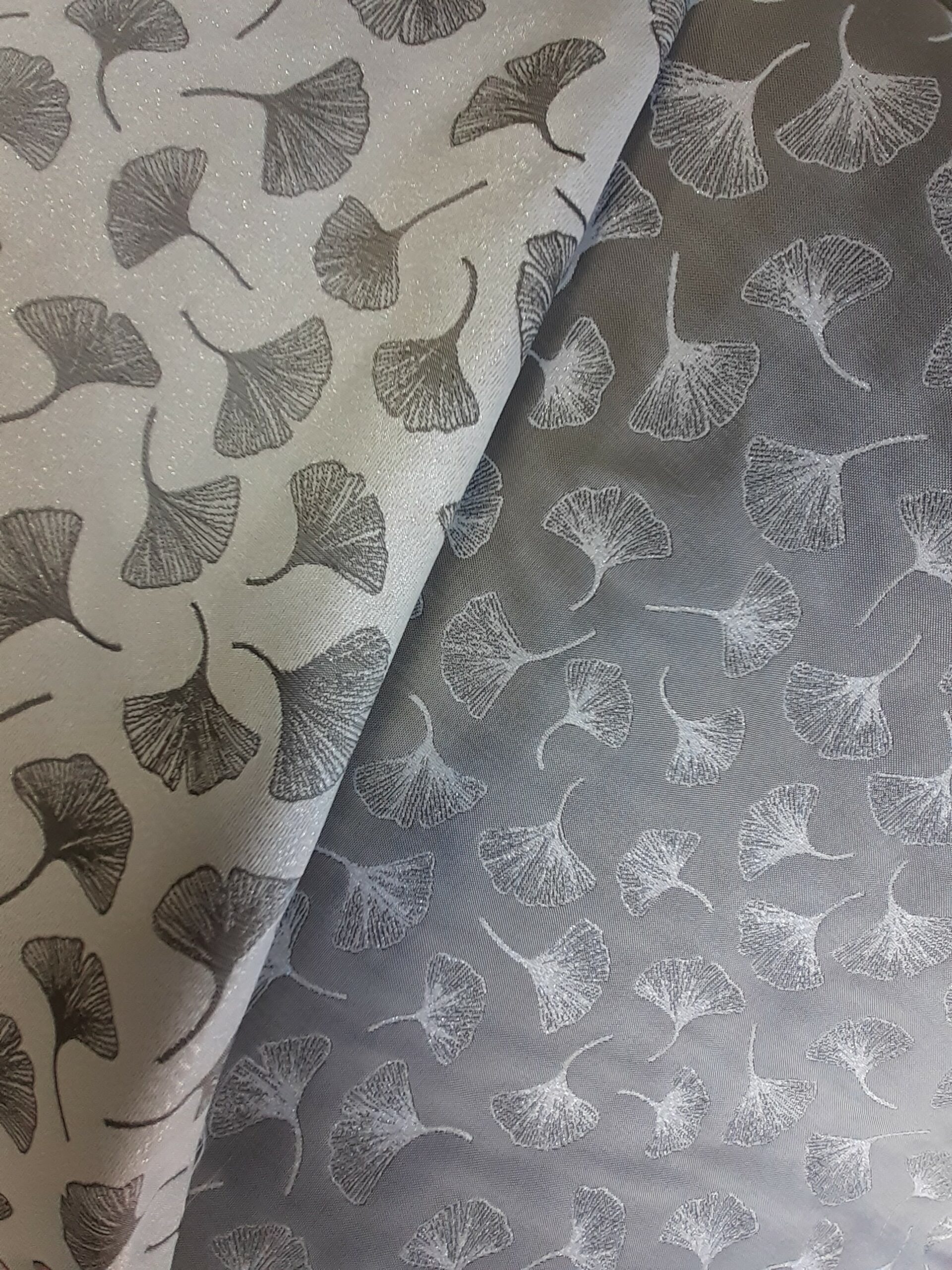 tissu jacquard réversible motifs feuilles de ginko bicolores gris argenté et blanc