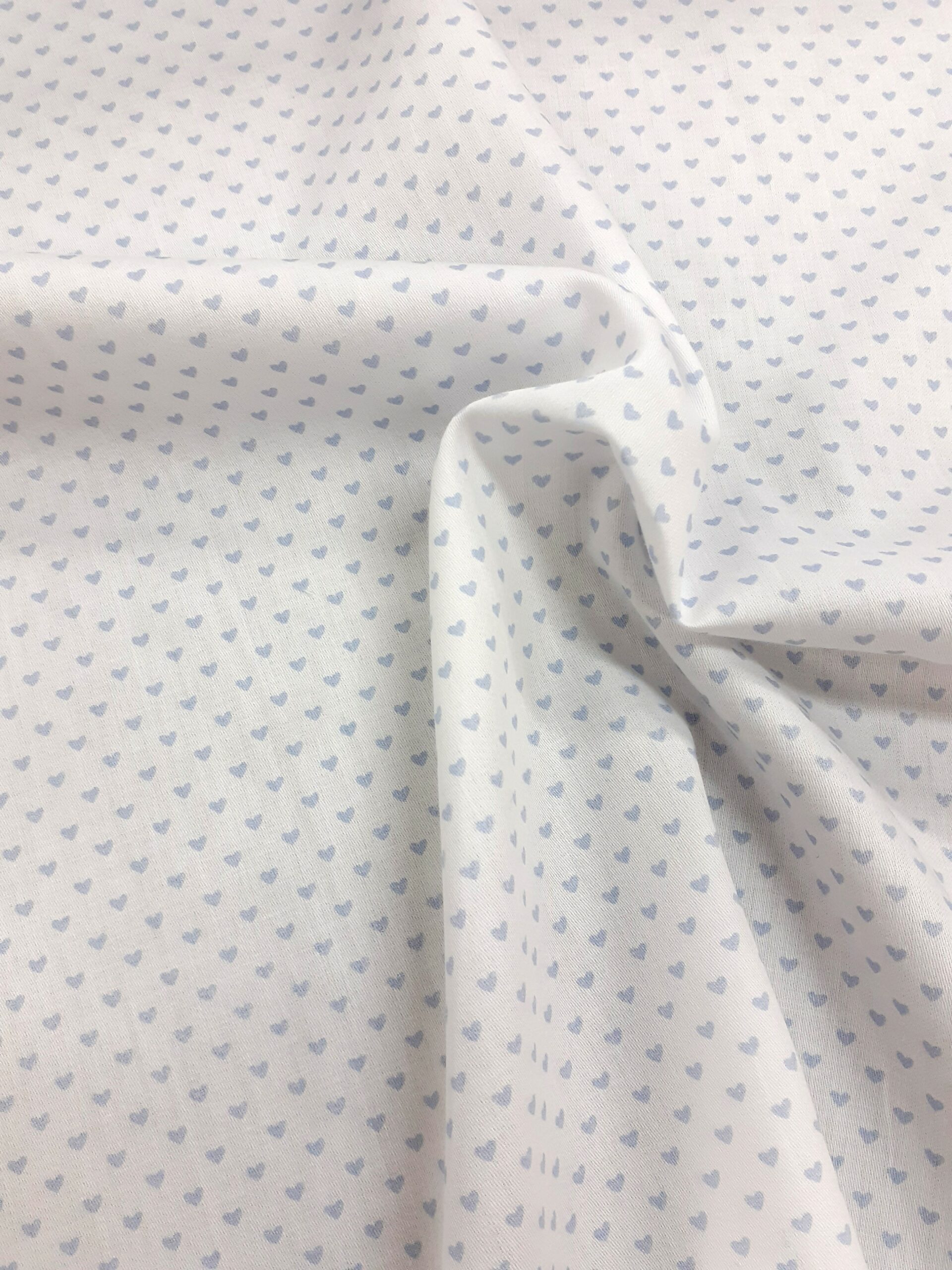 tissu coton oekotex imprimé PETITS COEURS BLEUS FOND BLANC pour coudre vêtements et petites créations Déco DIY