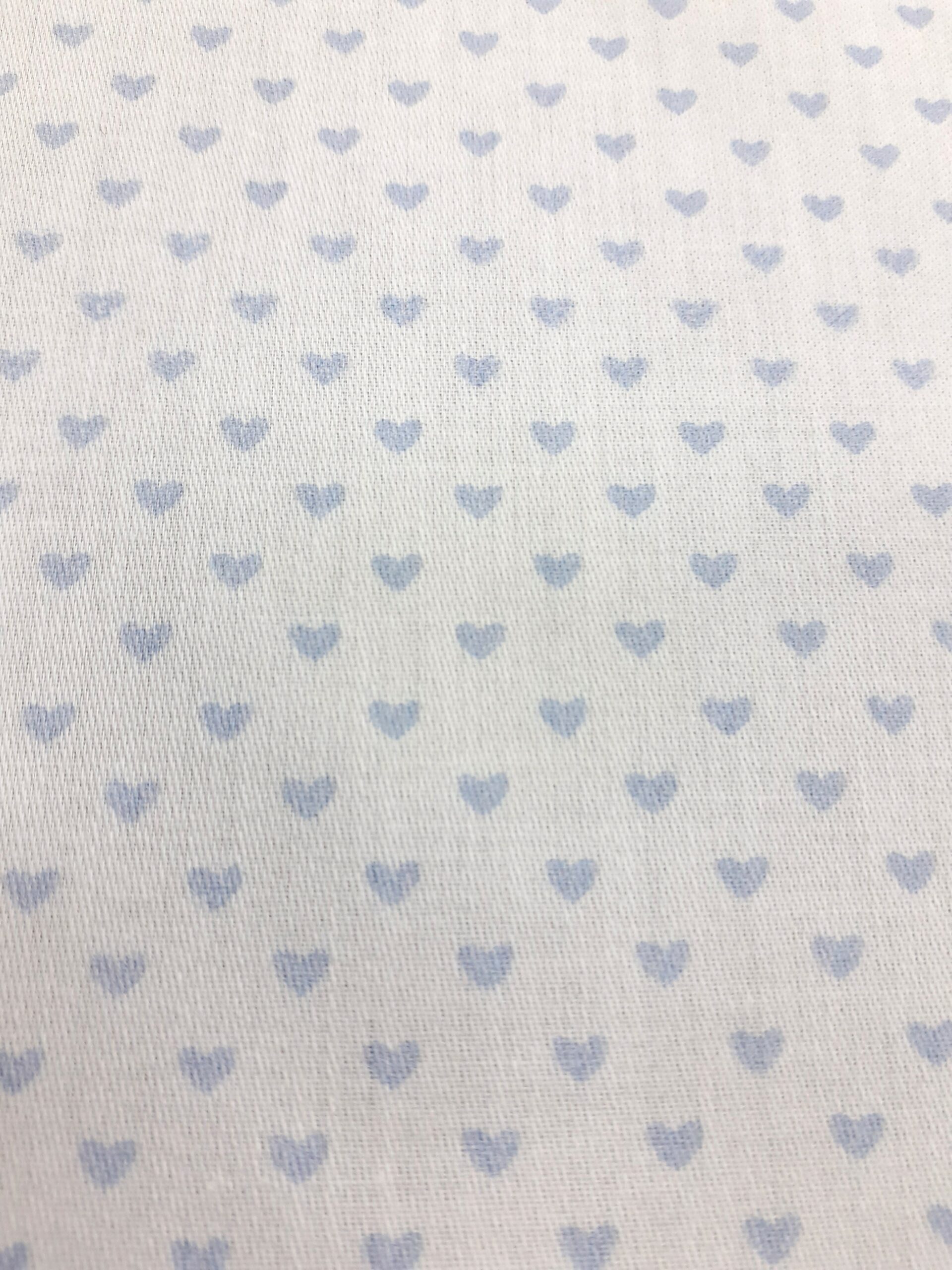 tissu coton oekotex imprimé PETITS COEURS BLEUS FOND BLANC pour coudre vêtements et petites créations Déco DIY