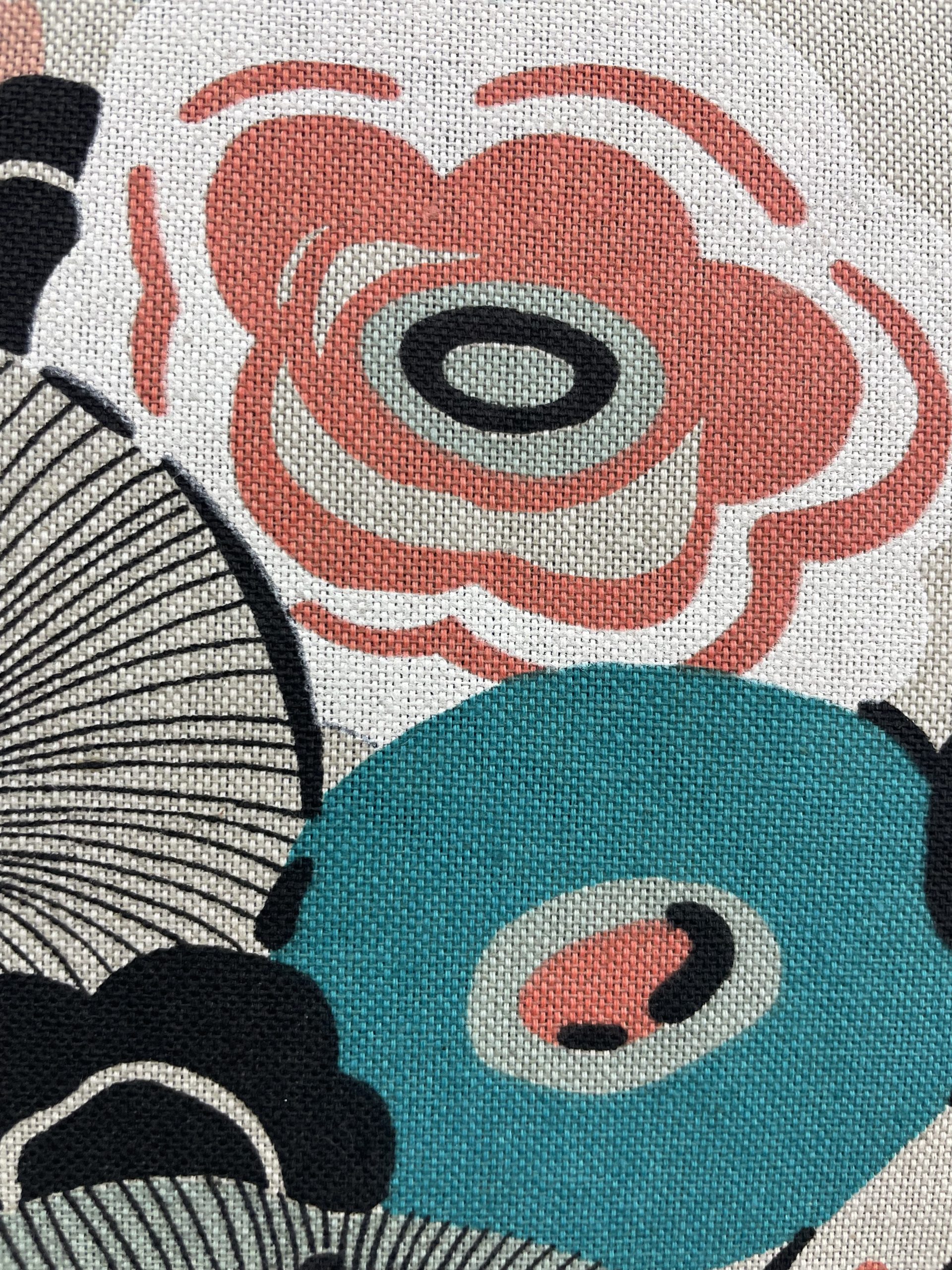 TWIGGY cette toile majoritairement Coton demi natté pour le confort et la beauté naturelle du coton, imprimée de jolis petis motifs FLEURS STYLISEES CORAIL ET TURQUOISE