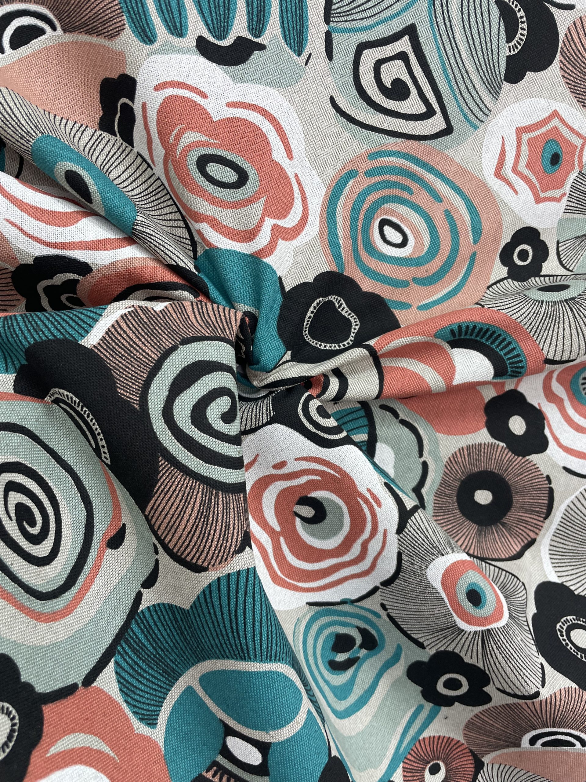 TWIGGY cette toile majoritairement Coton demi natté pour le confort et la beauté naturelle du coton, imprimée de jolis petis motifs FLEURS STYLISEES CORAIL ET TURQUOISE