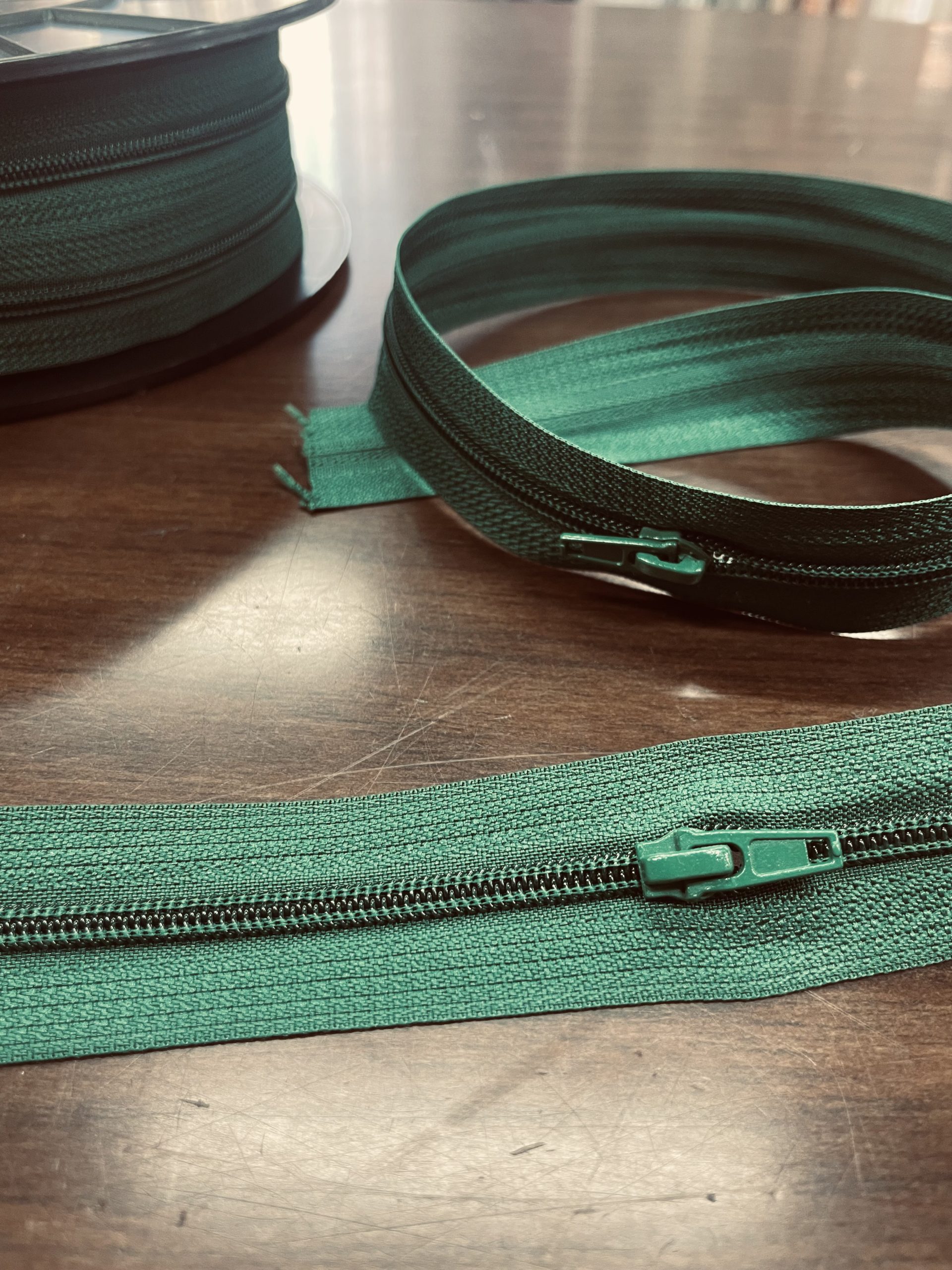 Fermeture nylon vendue au mètre / 1 curseur tous les 50cm/ idéale pour la confection de vêtements, coussins et accessoires.