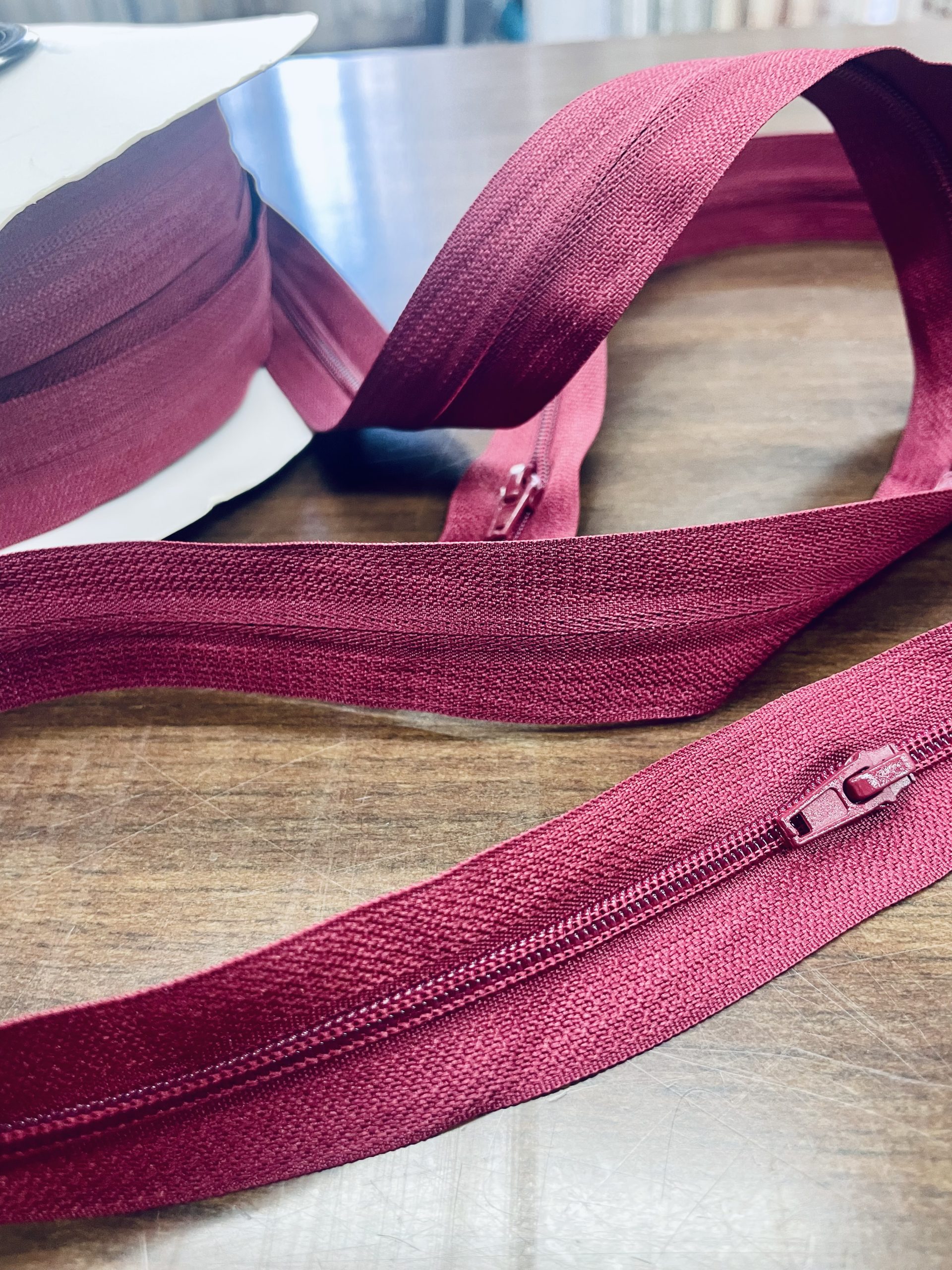 Fermeture nylon vendue au mètre / 1 curseur tous les 50cm/ idéale pour la confection de vêtements, coussins et accessoires.