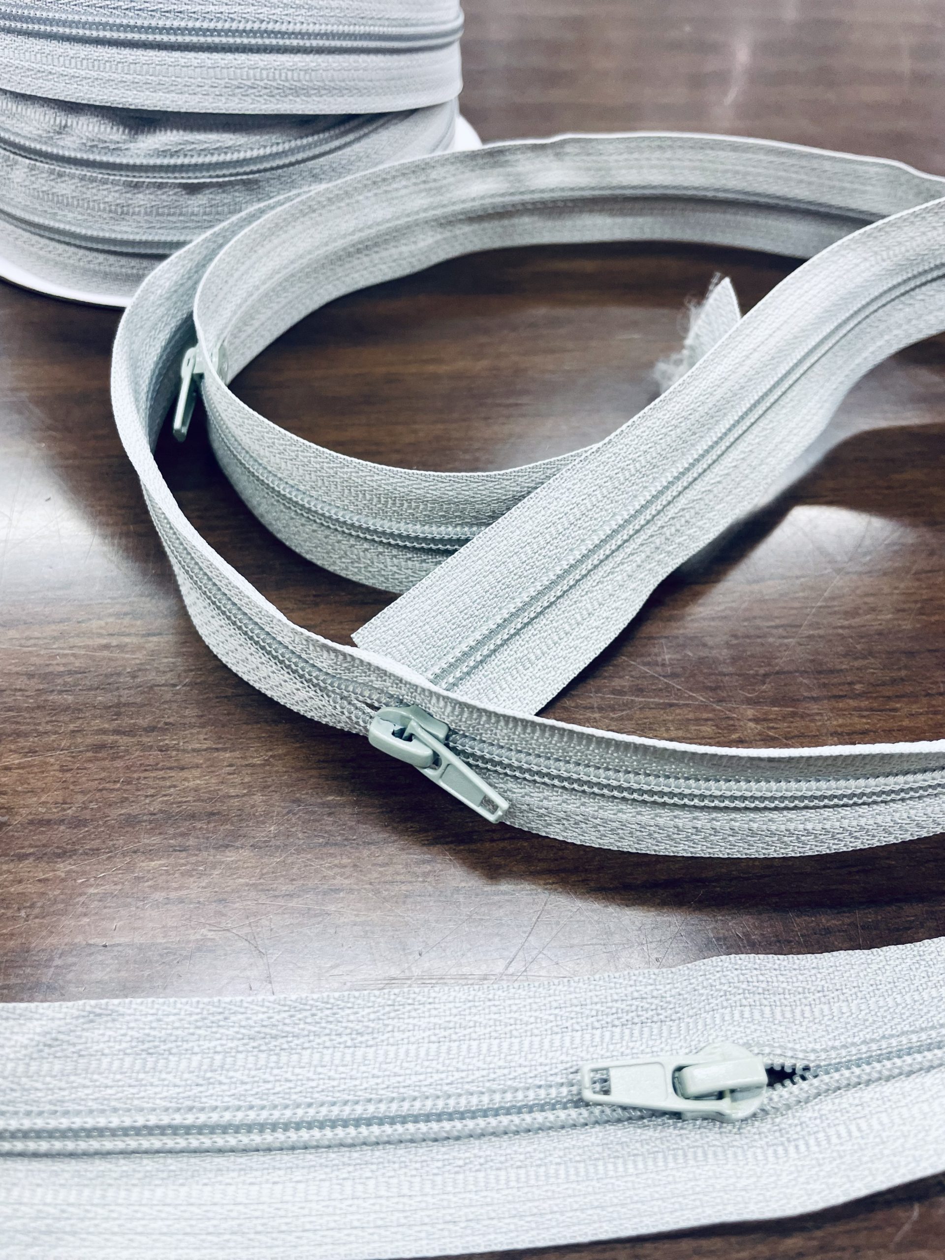 Fermeture nylon vendue au mètre / 1 curseur tous les 50cm/ idéale pour la confection de vêtements, coussins et accessoires.
