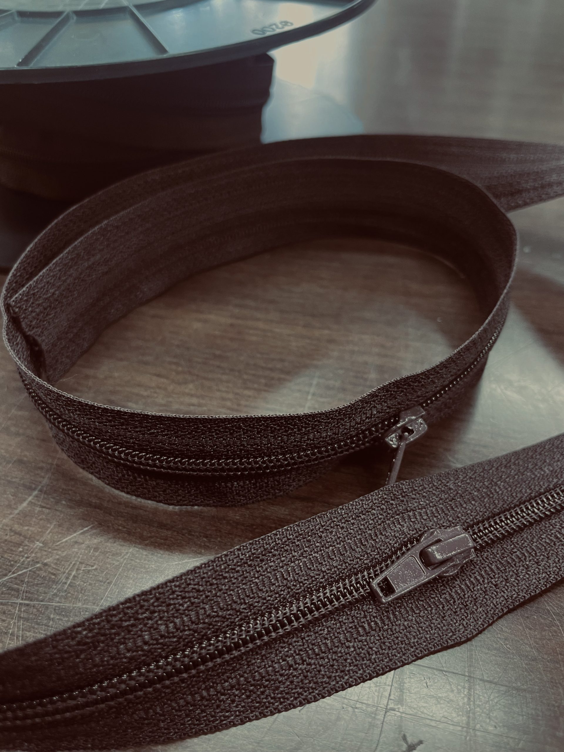 Fermeture nylon vendue au mètre / 1 curseur tous les 50cm/ idéale pour la confection de vêtements, coussins et accessoires.