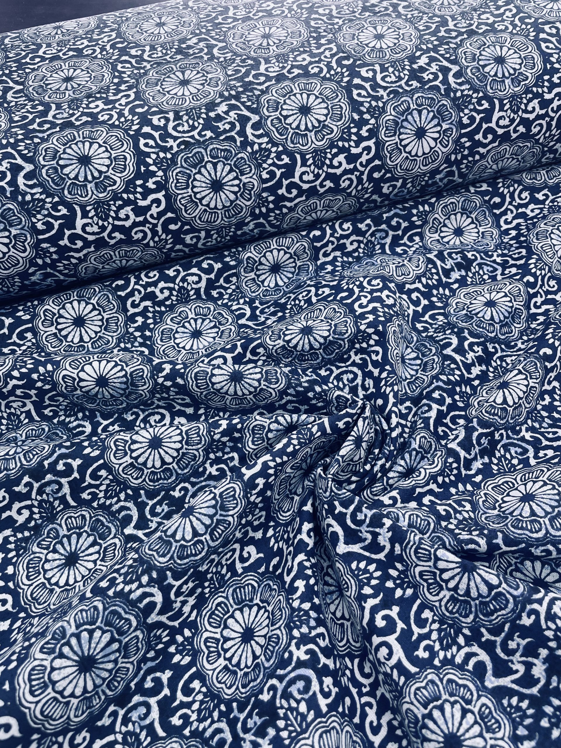tissu en coton label oekotex , léger et souple avec un joli motif imprimé coloré , pour coudre vêtements et petites créations Déco DIY