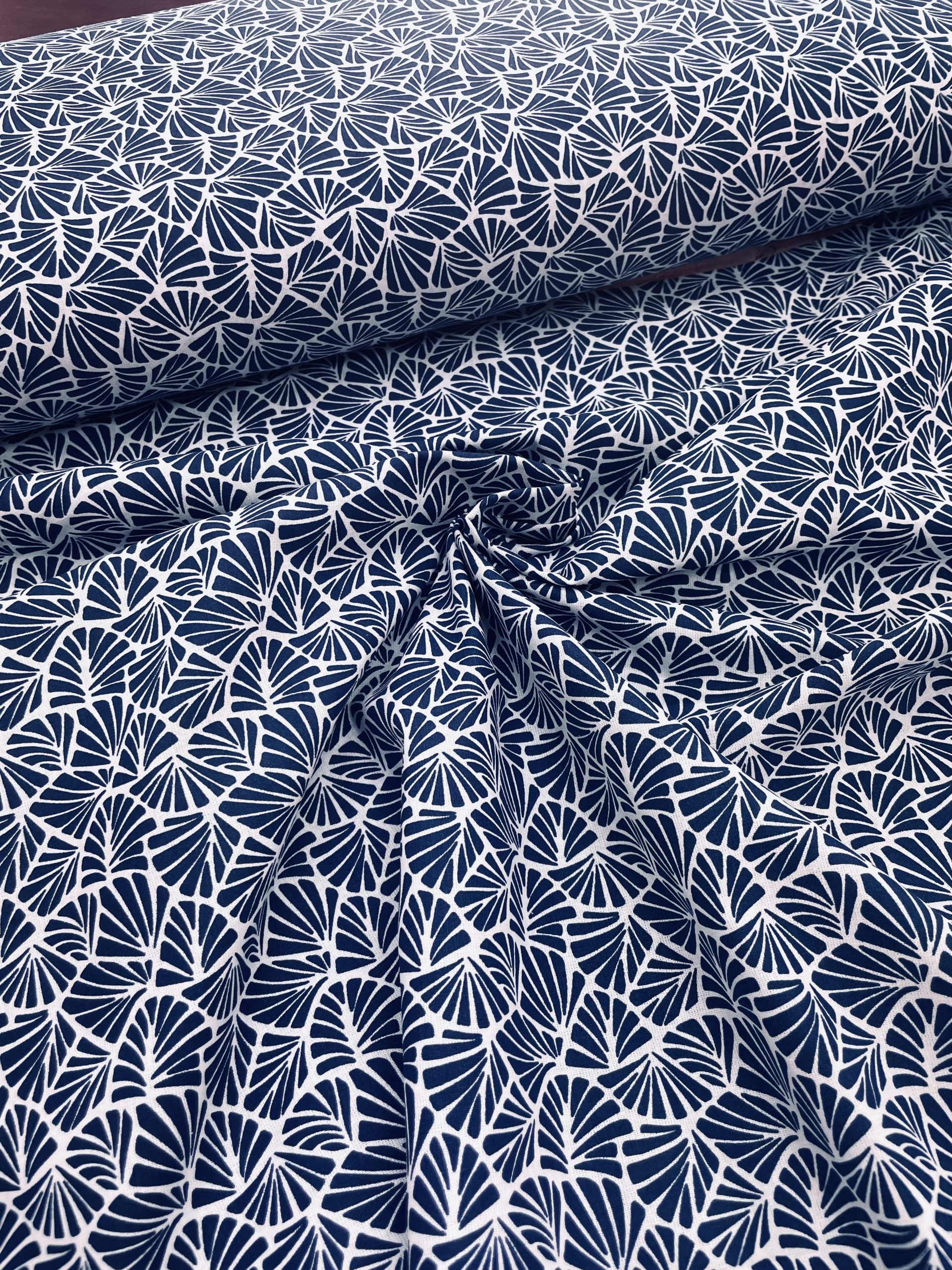 tissu en coton label oekotex , léger et souple avec un joli motif imprimé coloré , pour coudre vêtements et petites créations Déco DIY