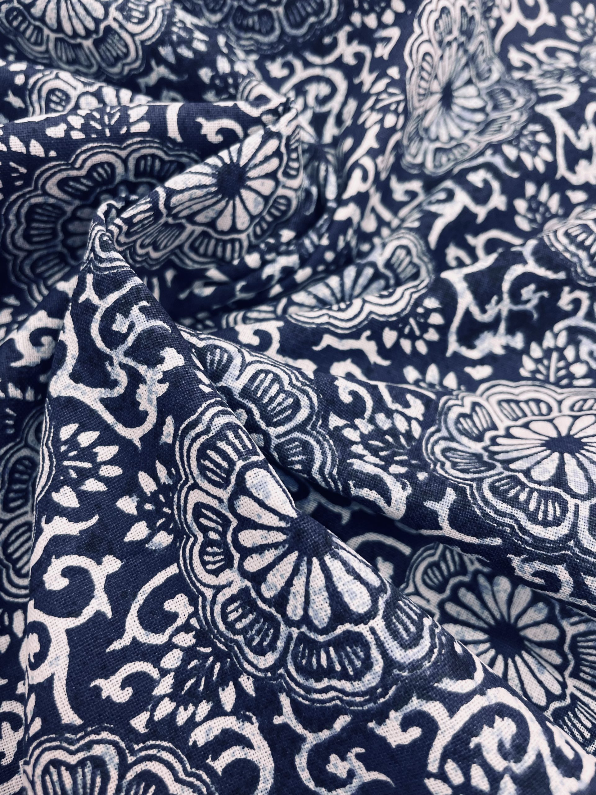 tissu en coton label oekotex , léger et souple avec un joli motif imprimé coloré , pour coudre vêtements et petites créations Déco DIY