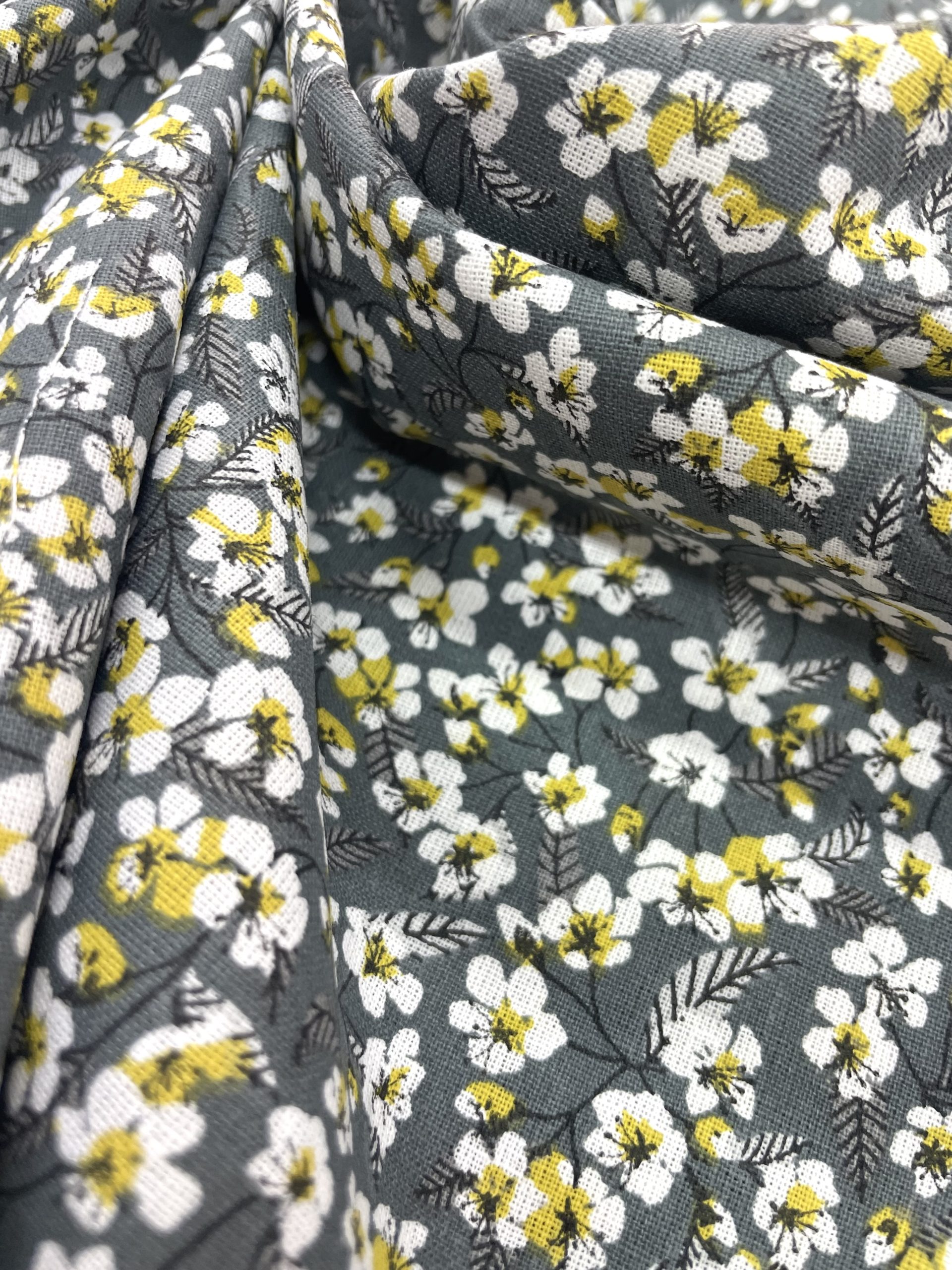 tissu en coton label oekotex , léger et souple avec un joli motif imprimé coloré , pour coudre vêtements et petites créations Déco DIY