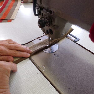Le savoi-faire de notre couturière vous garantit un résultat soigné. Réalisation artisanale