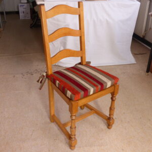 Cazméa, spécialiste de la décoration. Réalisation, confection de sièges, rideaux, coussins à prix bas. Un rendu parfait grace à un savoir faire artisanal français
