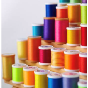 le lot de 10 fils à coudre 200 mètres en POLYESTER de marque GUTERMANN