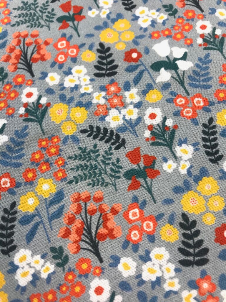 tissu coton imprimé BIO et OEKOTEX motifs fleurettes fond gris