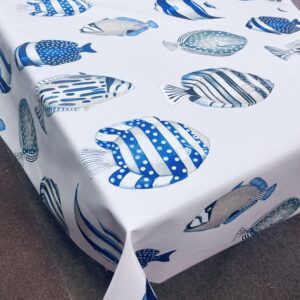 TOILE ENDUITE spécial nappage avec double enduction et anti tâches pour protéger des tâches. Joli motif POISSONS TROPICAUX BLEUS