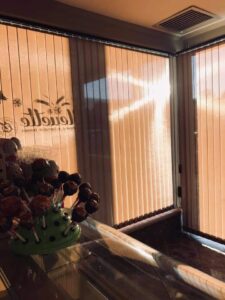 stores bandes verticales pour une Boulangerie posés par CAZAMEA