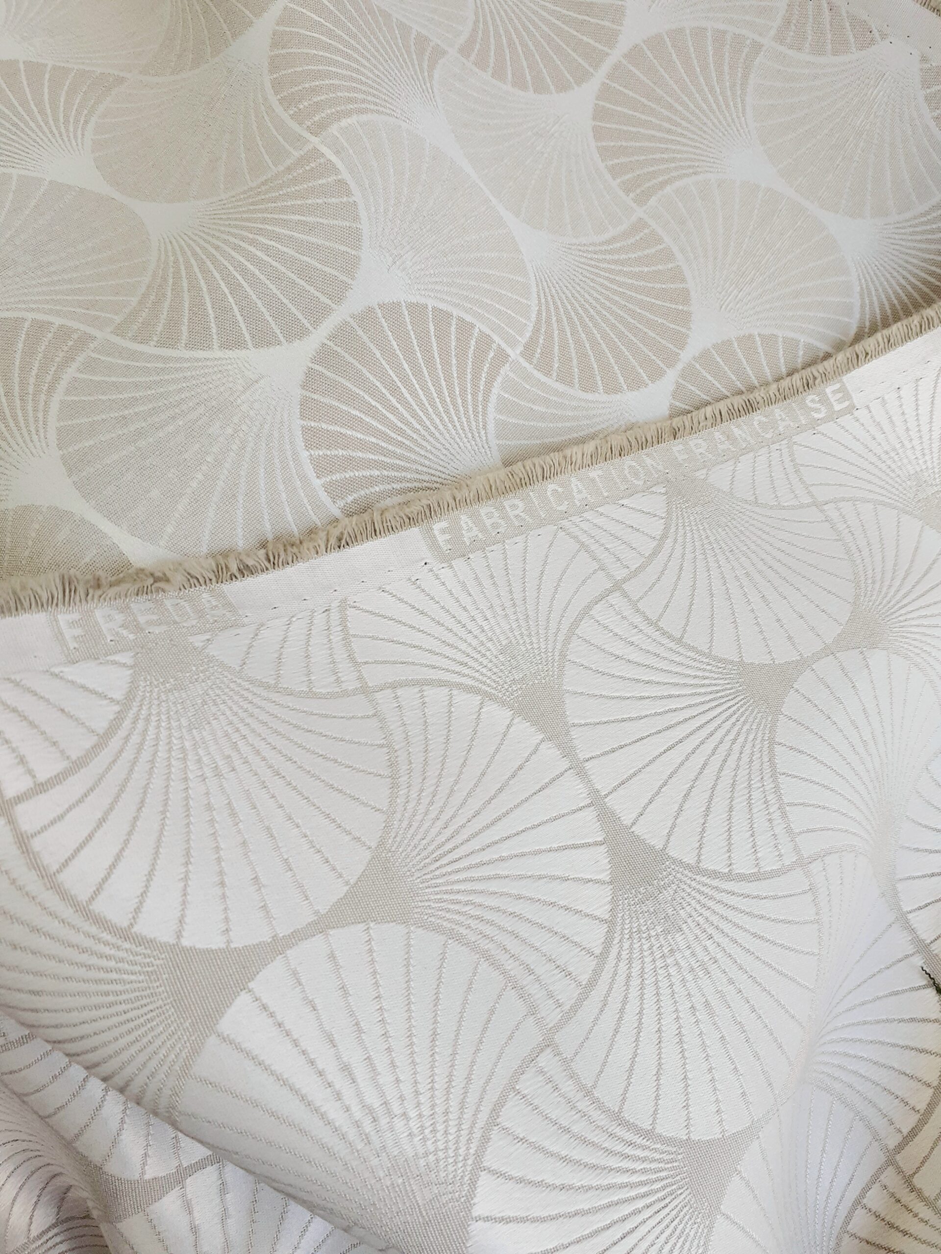 tissu ameublement en jacquard MADE IN FRANCE thème FREDA MOTIFS STYLISES CONTEMPORAINS COL NACRE