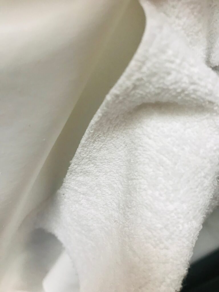 aléze en largeur 190cm / côté endroit éponge / envers PVC imperméable