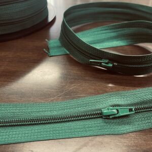 Fermeture nylon vendue au mètre / 1 curseur tous les 50cm/ idéale pour la confection de vêtements