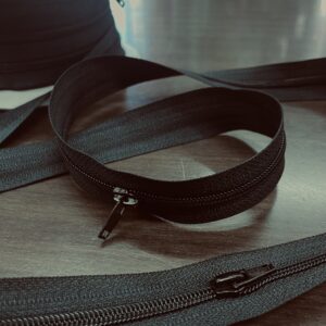 Fermeture nylon vendue au mètre / 1 curseur tous les 50cm/ idéale pour la confection de vêtements