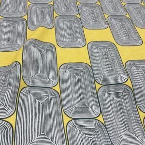 Tissu épais en polyester imprimé motifs géométriques stylisés sur fond jaune ocre