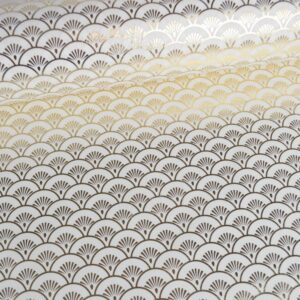 tissu-demi-natte-de-noel-athyor-motif-ecailles-fond-blanc-oeko-tex