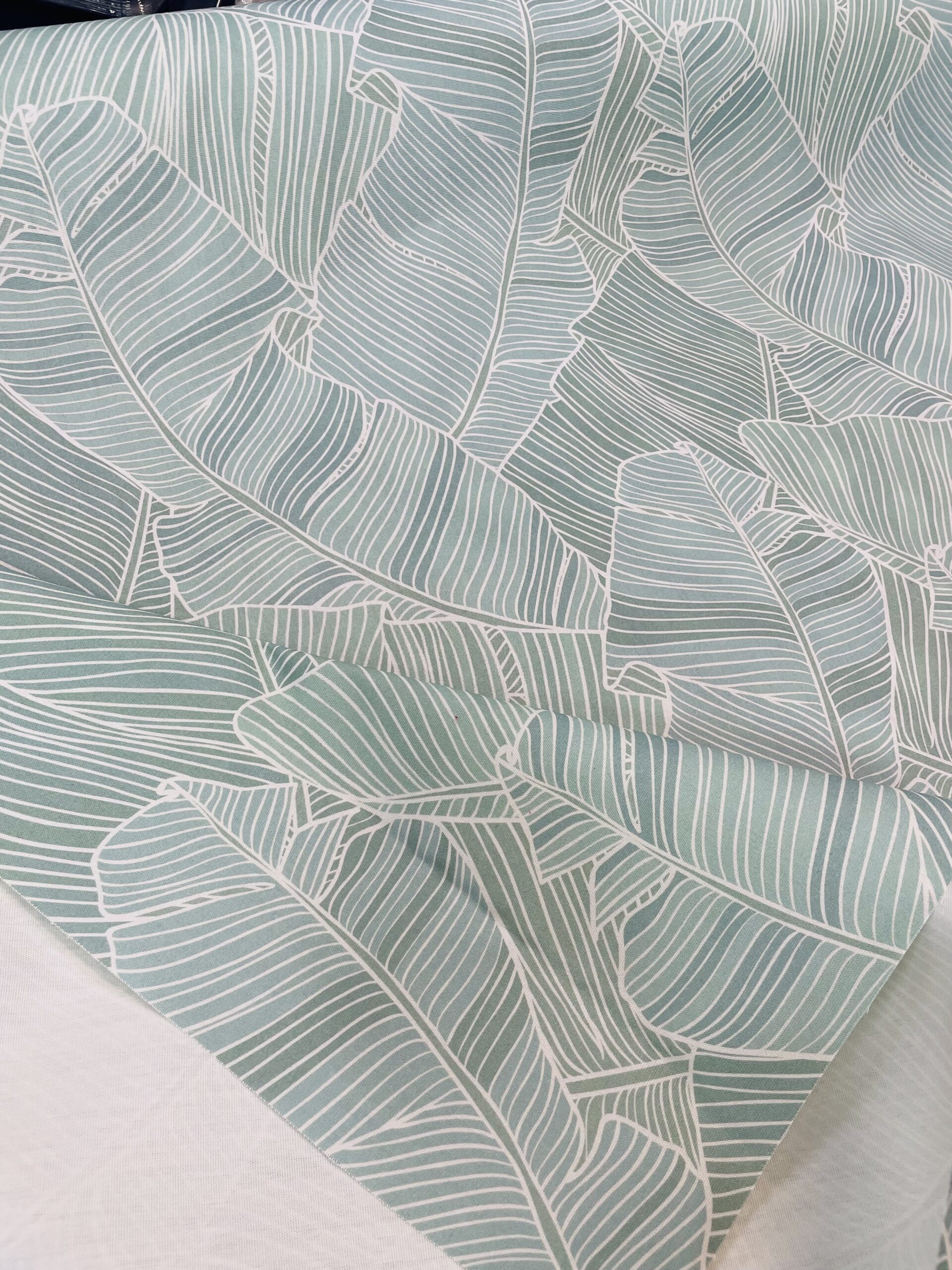 toile extérieure MOTIFS FEUILLAGES VERT PALE Spécial Plein Air avec traitement anti taches outdoor