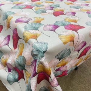 TOILE ENDUITE spécial nappage avec double enduction et anti tâches pour protéger des tâches. Joli motif FEUILLES GINKO MULTICO REF CELINE