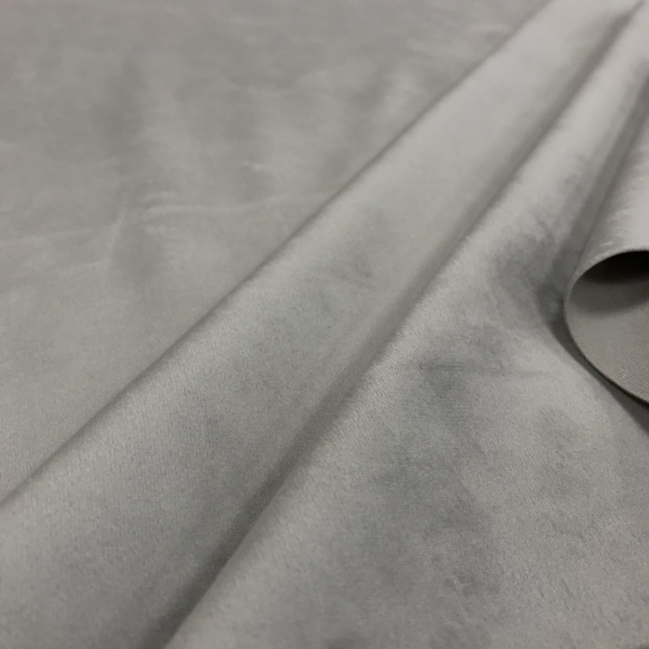 Velours ras uni couleur gris perle
